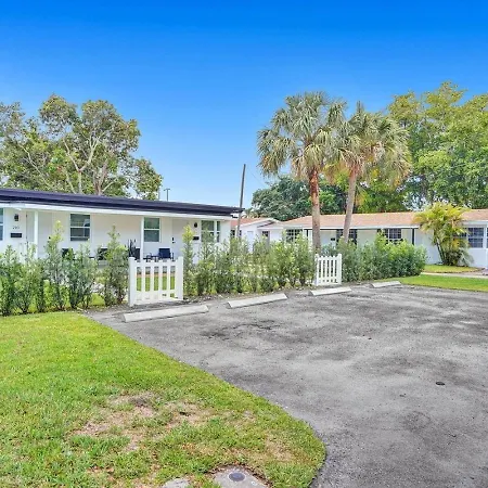 Hallandale Beach Modern Apartment Chic Backyard